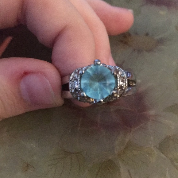 A tall blue stoned silver band ring. - Picture 3 of 3